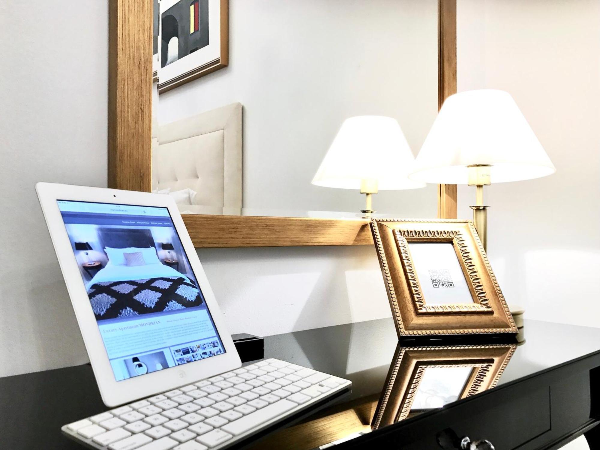 Mondrian Luxury Suites & Apartments Market Square I Warsaw Room photo